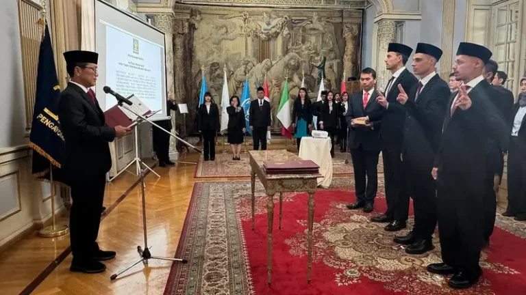 Emil Audero, Dean James, dan Joey Pelupessy dilantik sebagai Warga Negara Indonesia (WNI) oleh Kementerian Hukum (Kemenkum) RI di Kedutaan Besar Republik Indonesia (KBRI) di Roma, Italia. Doc. Staf Khusus Menteri Bidang Hubungan Luar Negeri Kementerian Hukum, Yadi Hendriana).