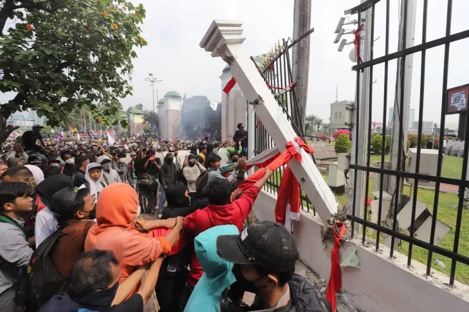 Massa Aksi Tolak RUU TNI Berhasil Robohkan Pagar DPR RI