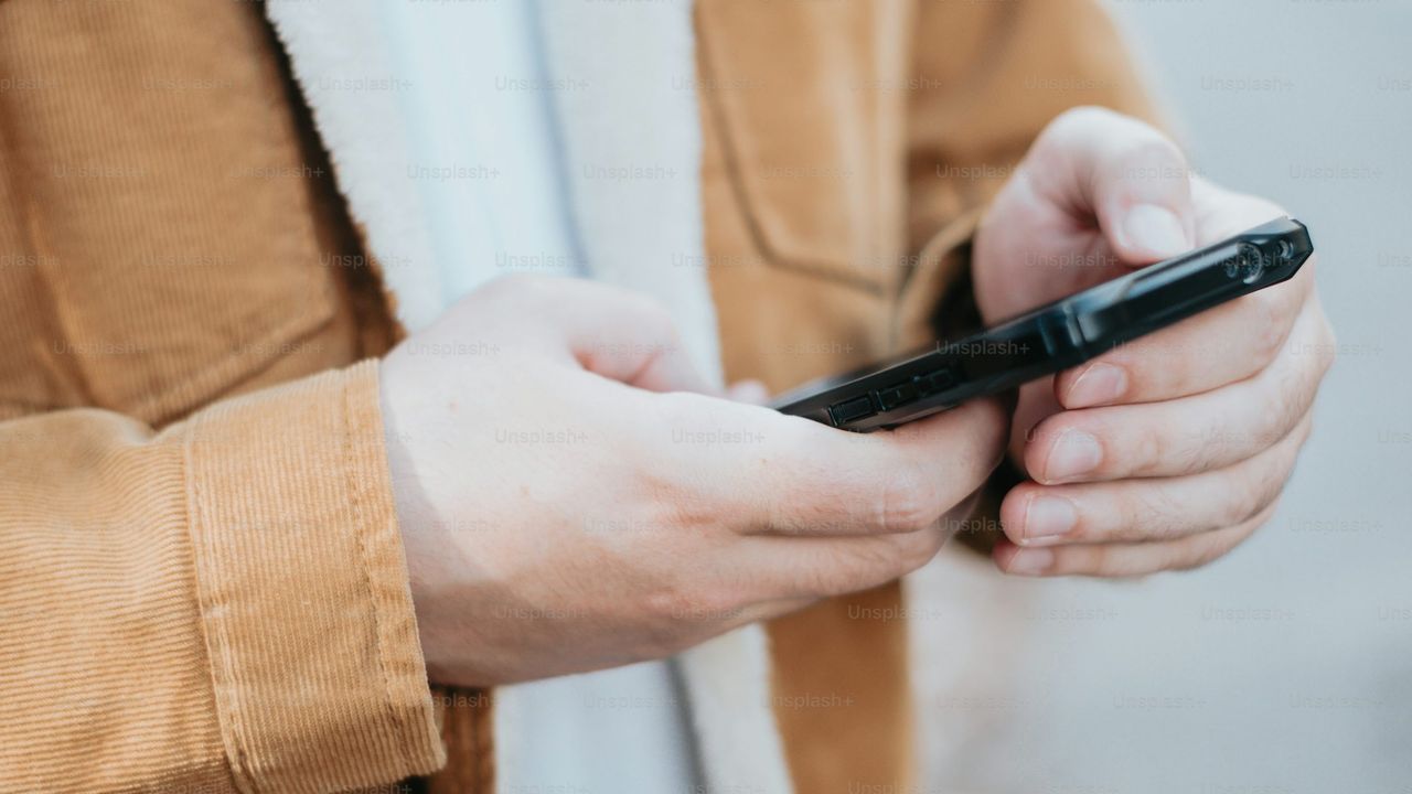 Masyarakat Diminta Beralih Ke eSim Tinggalkan Kartu Fisik Telepon Seluler