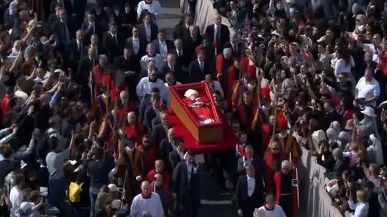 Momen Haru Jenazah Paus Fransiskus Dibawa ke Basilika Santo Petrus