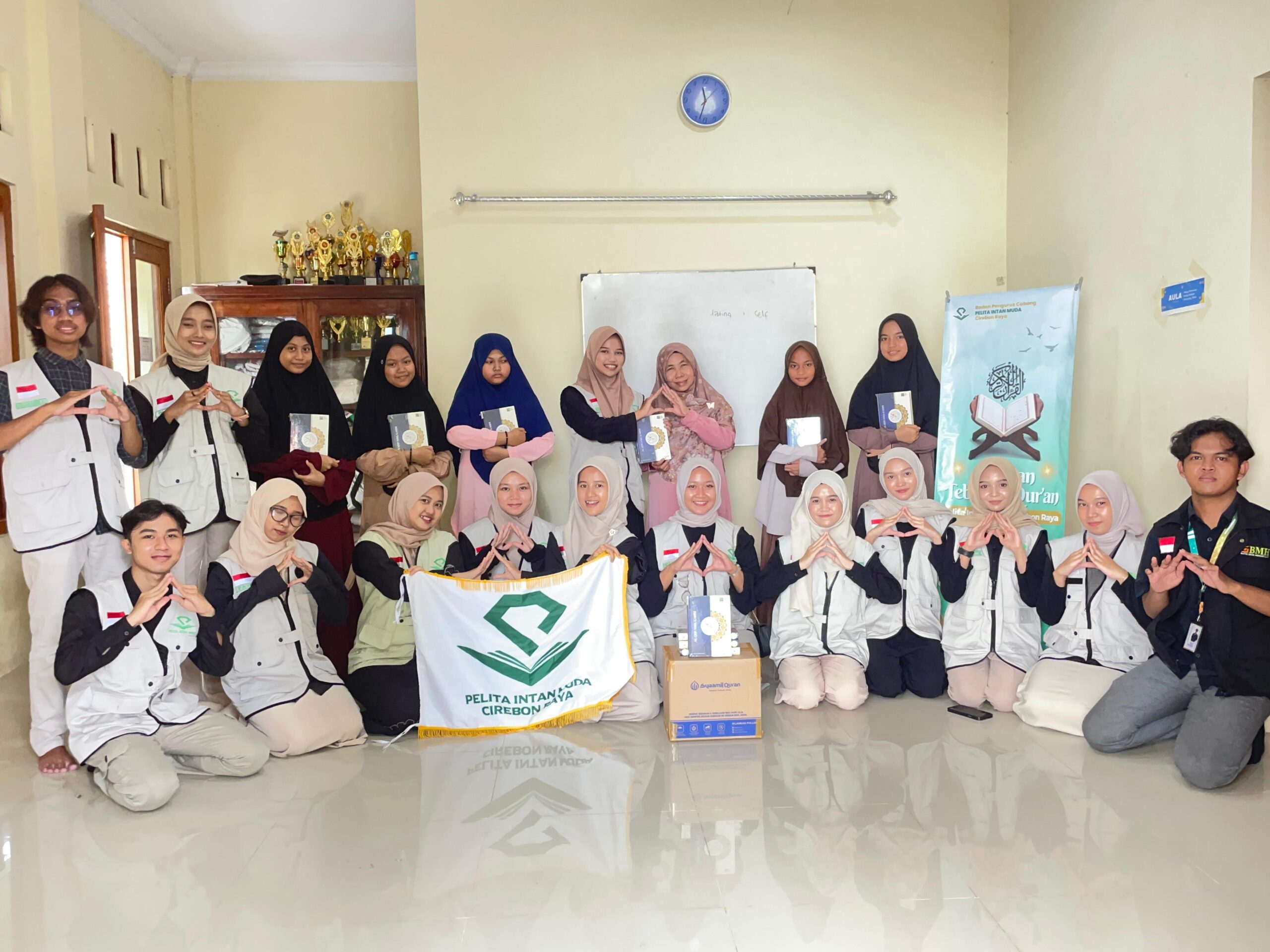 Pelita Intan Muda Cirebon Raya Tebar 200 Mushaf dan Iqro’, Semangat Menebar Kebaikan