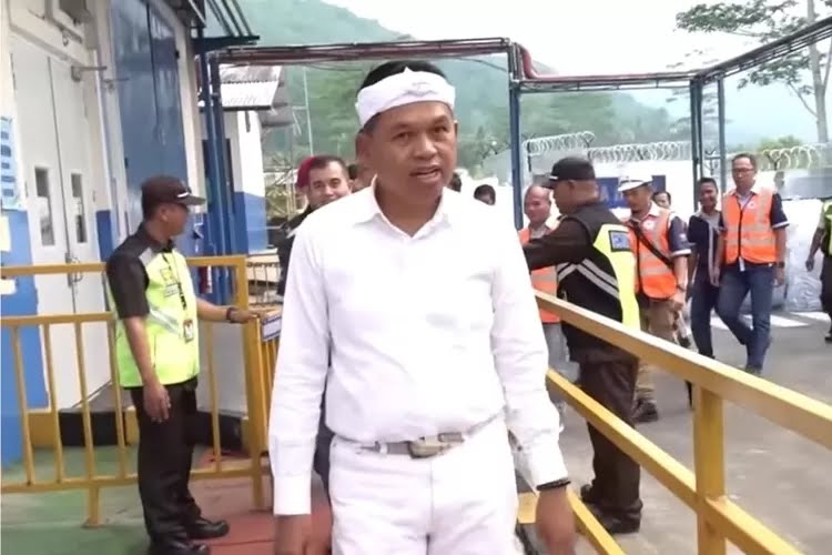 Gubernur KDM Ancam Tak Perpanjang Izin AQUA