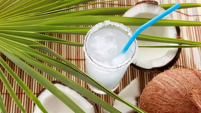 Apa yang Terjadi Pada Tubuh Jika Minum Air Kelapa Setiap Hari? Ini Manfaatnya 